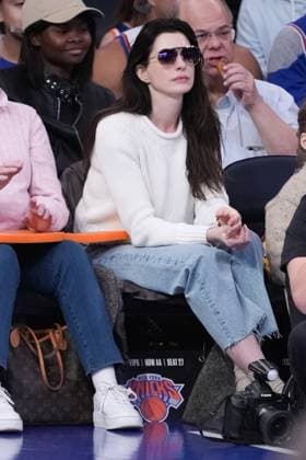 Celebrities watch the home team New York Knicks beat the visiting Charlotte Hornets, 107-129 at Madison Square Garden. Featuring: Anne Hathaway Where: New York, New York, United States When: 12 Nov 2023 Credit: Michael Simon startraksphoto.com EDITORIAL USE ONLY. NOT FOR USE BY NEWSPAPERS BASED IN THE UK. Copyright: xMICHAELxSIMONx 53203241
