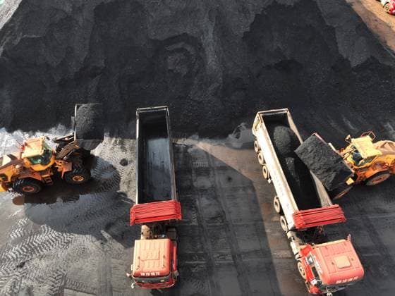 Vehicles Transfer Electric Coal in Lianyungang LIANYUNGANG, CHINA - NOVEMBER 13, 2023 - Transport vehicles transfer electric coal at the Port coal terminal in Lianyungang, East China s Jiangsu Province, Nov 13, 2023. Lianyungang Jiangsu China  Copyright: xCFOTOx originalFilename: cfoto-vehicles231113_npLii.jpg