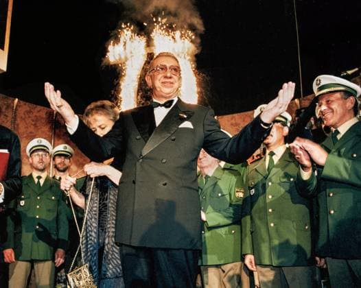 Horst Tappert, Schauspieler, Polizeichor bringt Geburtstagsständchen zu seinem 75. Geburtstag, München, Mai 1998 Deutschland, München, 29.05.1998, Horst Tappert, (1923-2008), Schauspieler, bekannt vor allem aus dem ZDF Krimi Derrick, bei Feier zu seinem 75. Geburtstag (nachträglich), Geburtstagsfeier, mit seiner Frau Ursula (halb verdeckt links), Polizeichor bringt ein Ständchen, Geburtstagsständchen, Geburtstagslied Happy Birthday, die 75 wird als Feuerwerk gezündet (hinten), Bavaria Filmgelände, Fernsehkommissar, TV-Kommissar, TV, Fernsehstar, TV-Star, Ehrung, Porträt, Portrait, Fernsehgeschichte, *** Horst Tappert, actor, police choir serenades him on his 75th birthday, Munich, May 1998 Germany, Munich, 29 05 1998, Horst Tappert