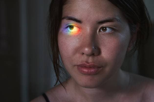 Creative Highlights Symbolbilder Portrait of a woman, rainbow sun glare on her face, close-up Almaty, Almaty Region, Kazakhstan R_DKFN231112-1282543-01 ,model released, Symbolfoto