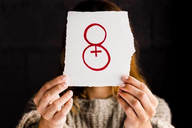Person hält Papier Frauentag *** Person holds Paper Women s Day Copyright: imageBROKER OleksandrxLatkun iblole09805698.jpg