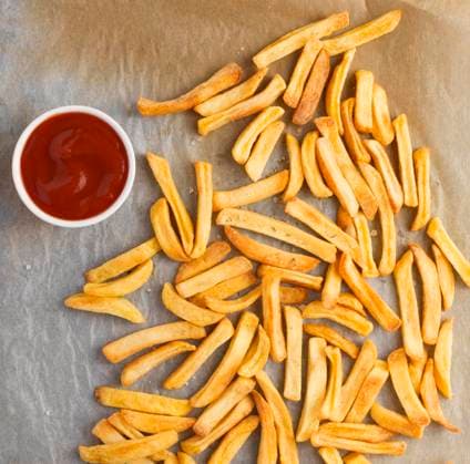 Flache Pommes frites mit KETCHUPsauce *** flat French fries Fries with KETCHUPsauce Copyright: imageBROKER/OleksandrxLatkun iblole09807921.jpg