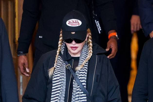 Bilder des Jahres 2023, Entertainment 11 November Entertainment Themen der Woche KW46 Entertainment Bilder des Tages Madonna entourÃ e de ses gardes du corps Ã la sortie de l hÃ tel Ritz Ã Paris Madonna entourÃ e de ses gardes du corps Ã la sortie de l hÃ tel Ritz Ã Paris, France, le 13 novembre 2023. L icÃ ne pop est en route pour sa deuxieme date parisienne Ã l Accor Arena de sa tournÃ e The Celebration Tour . Madonna surrounded by her bodyguards as she exits the Ritz hotel in Paris, France, on November 13, 2023. The pop icon is on her way to her second Parisian date at the Accor Arena of her The Celebration Tour . Paris France  Copyright: xCYRILxMOREAUx xBESTIMAGExCYRILxMOREAUx xBESTIMAGEx