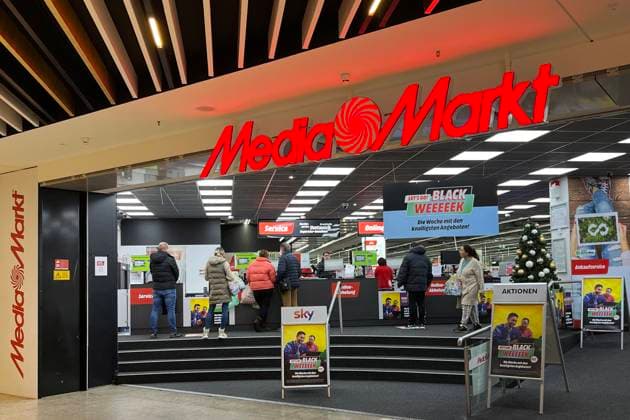 MediaMarkt Filiale in Muenchen. Media-Saturn ist Betreiber einer deutschen Elektronik-Fachmarktkette, die zugleich die groesste Europas ist. Das Unternehmen fasst die ehemals eigenstaendigen Elektrohandelsketten Media Markt und Saturn zusammen. Die Hauptverwaltung befindet sich in Ingolstadt. Freimann,Aussenansicht, Abendstimmung am 14.02.2020. *** MediaMarkt store in Munich Media Saturn is the operator of a German electronics retail chain, which is also the largest in Europe The company combines the formerly independent electronics retail chains Media Markt and Saturn The head office is located in Ingolstadt Freimann, exterior view, evening mood on 14 02 2020