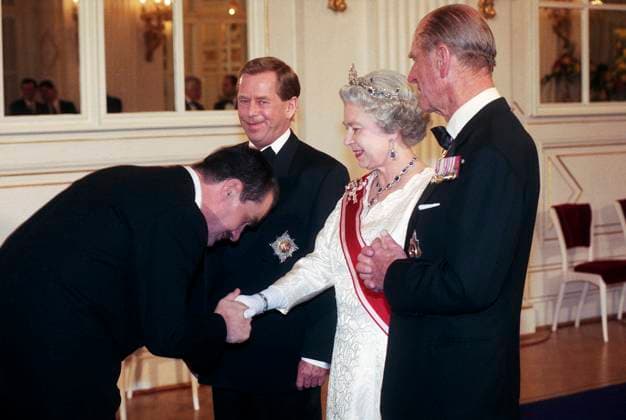 Karel Schwarzenberg, a former Czech foreign minister, chairman of TOP 09 and senator as well as the scion of a famous noble family, was one of the most prominent figures on the Czech political scene when he died at the age of 85 in Vienna, Austria, November 11, 2023***FILE PHOTO***Queen Elizabeth II, 2nd from right, and her husband Prince Philip, Duke of Edinburgh, right, attend the reception hosted by Czech President Vaclav Havel, 3rd from right, in honor of the British royal couple, at the Prague Castle, Czech Republic, on March 27, 1996. On the left side is seen Karel Schwarzenberg. (CTKxPhoto TomasxTurek) CTKPhotoFO00265426  CTKPhotoFO00265426