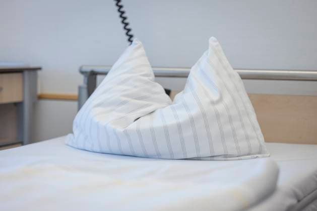 Aktionstag Arthrose2023 12112023 - Ein Kissen eines Krankenbetts in einem Krankenhaus. Erfurt Katholisches Krankenhaus Thueringen Deutschland *** Arthrosis Action Day2023 12112023 A pillow of a hospital bed in a hospital Erfurt Catholic Hospital Thuringia Germany 121123_ppb-7