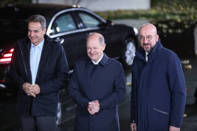News Themen der Woche KW46 News Bilder des Tages Berlin, Deutschland, 13.11.2023: Ministerpräsident der Hellenischen Republik Griechenland, Kyriakos Mitsotakis (links), Charles Michel (rechts), beim Empfang von sechs EU-Staats- und Regierungschefs durch Bundeskanzler Olaf Scholz (Mitte). *** Berlin, Germany, 13 11 2023 Prime Minister of the Hellenic Republic of Greece, Kyriakos Mitsotakis left , Charles Michel right , at the reception of six EU heads of state and government by Federal Chancellor Olaf Scholz center Copyright: xdtsxNachrichtenagenturx dts_25731