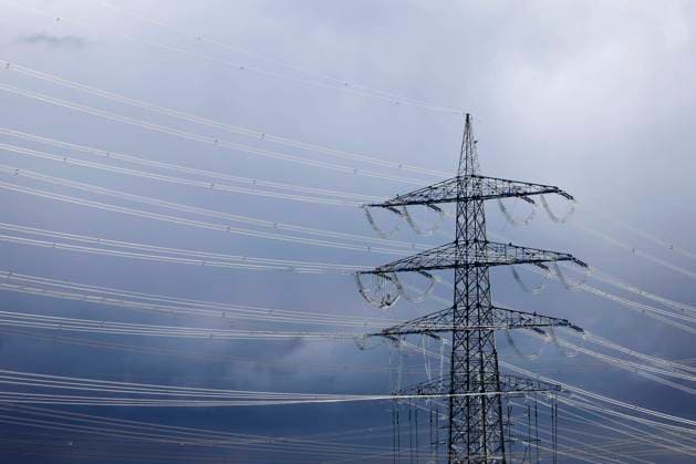 Gewitterwolken hinter Hochspannungsleitung bei Köln Weiden. Die Ampel hat sich auf den sogenannten Industriestrompreis geeinigt: Der Strompreis für produzierende Unternehmen sollen sinken. (Themenbild, Symbolbild) Köln, 11.11.2023 NRW Deutschland *** Storm clouds behind high-voltage power line near Cologne Weiden The traffic lights have agreed on the so-called industrial electricity price The electricity price for manufacturing companies is to fall Themed image, symbolic image Cologne, 11 11 2023 NRW Germany Copyright: xChristophxHardtx