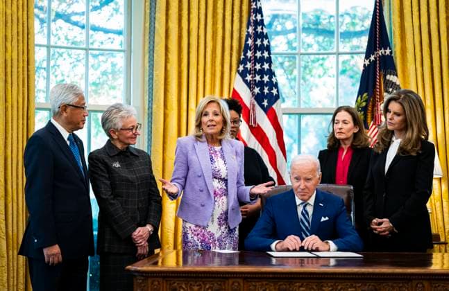 News Themen der Woche KW46 US President Joe Biden speaks before signing a Presidential Memorandum establishing the White House Initiative on Women s Health Research in the Oval Office of the White House in Washington, DC, on Monday, November 13, 2023. The White House Initiative on Women s Health Research will be led by first lady Jill Biden and the White House Gender Policy Council.  WAX20231113222 AlxDrago