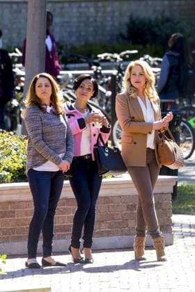 EXCLUSIVE: Jada Pinkett Smith and Christina Applegate stand and chat as parents drop off their children to school while filming for Bad Moms in New Orleans 147905, EXCLUSIVE: Jada Pinkett Smith and Christina Applegate stand and chat as parents drop off their children to school while filming for Bad Moms in New Orleans. Filming continues for the Jon Lucas and Scott Moore directed comedy Bad Moms in New Orleans. The scene also featured Mila Kunis playing a mother dropping off her kids at school with a giant paper mache President Nixon caricature. Also in the scene was Kathryn Hahn. New Orleans, Louisiana - Wednesday February 10, 2016., Credit:PacificCoastNews Avalon USA, New Orleans  Copyright: xPacificCoastNewsx xAvalonx 0519886243