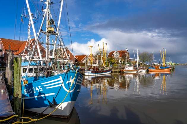 Kutterhafen Neuharlingersiel, Krabbenkutter, Ostfriesland, Niedersachsen, Deutschland Kutterhafen Neuharlingersiel *** Cutter harbor Neuharlingersiel, shrimp cutter, East Frisia, Lower Saxony, Germany Cutter harbor Neuharlingersiel