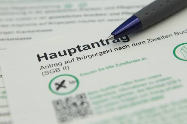 Das Formular Hauptantrag zum Bürgergeld liegt auf einem Schreibtisch. Symbolbild Symbolfoto. Barmbek Hamburg *** The main application form for the Citizens Income lies on a desk Symbol image Symbol photo Barmbek Hamburg