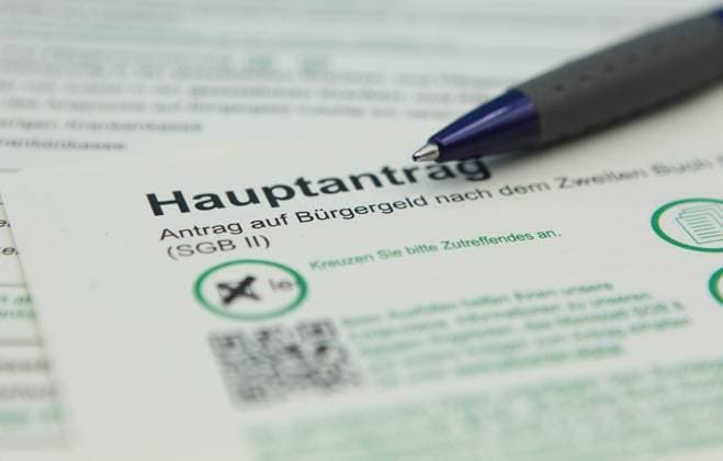 Das Formular Hauptantrag zum Bürgergeld liegt auf einem Schreibtisch. Symbolbild Symbolfoto. Barmbek Hamburg *** The main application form for the Citizens Income lies on a desk Symbol image Symbol photo Barmbek Hamburg