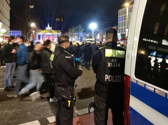 Polizisten ( Polizei ) steht an Silvester am Brandenburger Tor in Berlin, Deutschland, am 31.12.2022 *** Police officers Police is to New Year s Eve on Brandenburg Gate in Berlin, Germany, on 31 12 2022 Copyright: xdtsxNachrichtenagenturx dts_17770