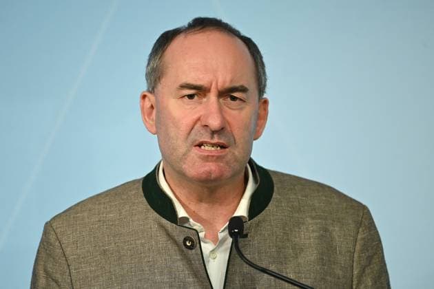 Hubert AIWANGER (Freie Waehler,Wirtschaftsminister Bayern), Einzelbild,angeschnittenes Einzelmotiv,Portraet,Portrait,Porträt. Pressekonferenz der Bayerischen Staatsregierung nach Kabinettssitzung am 14.11.2023 im Prinz Carl Palais in Muenchen. *** Hubert AIWANGER Freie Waehler,Minister of Economic Affairs Bavaria , single picture,cropped single motif,portrait,portrait,portrait press conference of the Bavarian State Government after cabinet meeting on 14 11 2023 at Prinz Carl Palais in Munich