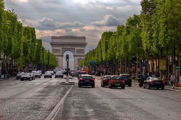  Arc de Triomphe mit der Champs Élysées, Paris, Frankreich, Europa *** Arc de Triomphe with the Champs Élysées, Paris, France, Europe Copyright: imageBROKER/HelmutxMeyerxzurxCapellen iblmzc09761722.jpg