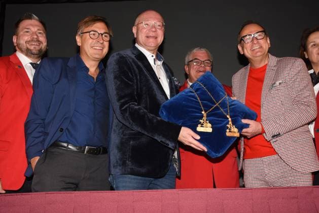 Thomas Lindsmayer Deutsches Theater Geschaeftsfuehrer Martin Rassau Kabarettist Volker Heissmann Kabarettist Karl Valentin Ordens Preistraeger 2024 mit Guenther Grauer Narrhalla Praesident mit Praesidium Muenchen 14.11.2023 Deutsches Theater Narrhalla Karl Valentin Ordens Preistraeger 2024 Vorstellung Muenchen