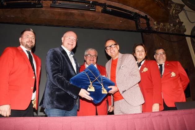 Thomas Lindsmayer Deutsches Theater Geschaeftsfuehrer Martin Rassau Kabarettist Volker Heissmann Kabarettist Karl Valentin Ordens Preistraeger 2024 mit Guenther Grauer Narrhalla Praesident mit Praesidium Muenchen 14.11.2023 Deutsches Theater Narrhalla Karl Valentin Ordens Preistraeger 2024 Vorstellung Muenchen