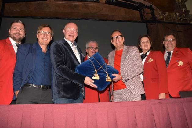 Thomas Lindsmayer Deutsches Theater Geschaeftsfuehrer Martin Rassau Kabarettist Volker Heissmann Kabarettist Karl Valentin Ordens Preistraeger 2024 mit Guenther Grauer Narrhalla Praesident mit Praesidium Muenchen 14.11.2023 Deutsches Theater Narrhalla Karl Valentin Ordens Preistraeger 2024 Vorstellung Muenchen