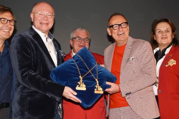 Thomas Lindsmayer Deutsches Theater Geschaeftsfuehrer Martin Rassau Kabarettist Volker Heissmann Kabarettist Karl Valentin Ordens Preistraeger 2024 mit Guenther Grauer Narrhalla Praesident mit Praesidium Muenchen 14.11.2023 Deutsches Theater Narrhalla Karl Valentin Ordens Preistraeger 2024 Vorstellung Muenchen