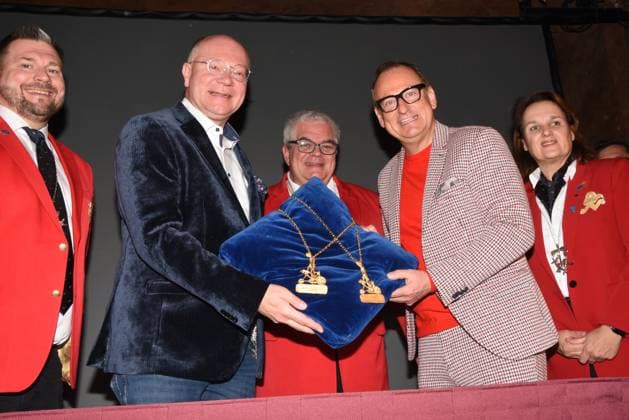 Karl Valentin Ordens Preistraeger 2024 Martin Rassau Kabarettist Volker Heissmann Kabarettist mit Guenther Grauer Narrhalla Praesident Muenchen 14.11.2023 Deutsches Theater Narrhalla Karl Valentin Ordens Preistraeger 2024 Vorstellung Muenchen
