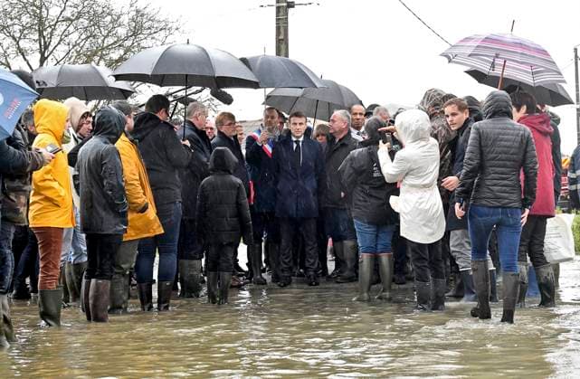 Bilder des Jahres 2023, News 11 November News Themen der Woche KW46 News Bilder des Tages Emmanuel Macron PHOTOPQR VOIX DU NORD Sebastien JARRY ; 14 11 2023 ; 4Saint Omer. le 13 11 2023. Inondations dans le Pas de Calais : Visite d Emmanuel Macron a Saint Omer et a Blendecques . Sur la photo : Le quartier du Doulac. Photo SEBASTIEN JARRY LA VOIX DU NORD. President Emmanuel Macron during a visit in north of France on November 14, 2023, as the Pas-de-Calais region was hit by torrential rains with a historic rise in water levels on November 7, 2023. NORD France  Copyright: xPHOTOPQR VOIXxDUxNORD MAXPPPxSebastienxJARRYx 20231114VDN4209 20231114VDN4209