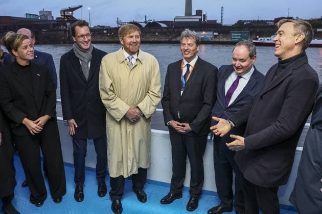 Bilder des Jahres 2023, Entertainment 11 November Entertainment Themen der Woche KW46 Entertainment Bilder des Tages DUISBURG - King Willem-Alexander with Herr H. Wüst, Prime Minister of North Rhine Westphalia, during a visit to the port of Duisburg on board the tour boat Rhein Poesie on the Rhine. The visit focuses on various hydrogen projects. ANP VINCENT JANNINK netherlands out - belgium out  Copyright: xx x483887459x originalFilename: 483887459.jpg