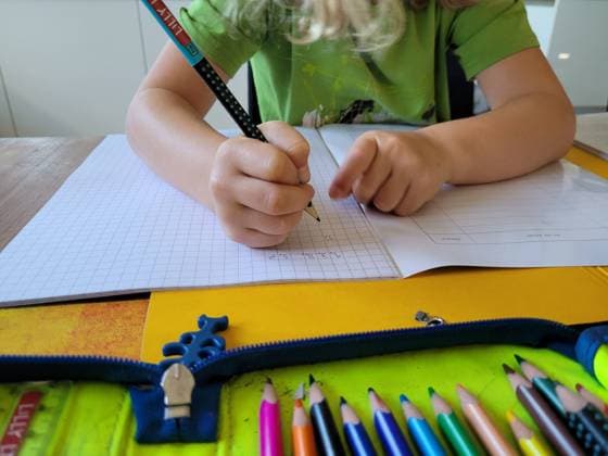 Hände eines 7 jähringen Schuldkinds beim bearbeiten von Hausaufgaben, Deutschland, Baden- Württemberg, BLF *** Hands of a 7 year old school child doing homework, Germany, Baden Württemberg, BLF 20230926_154241