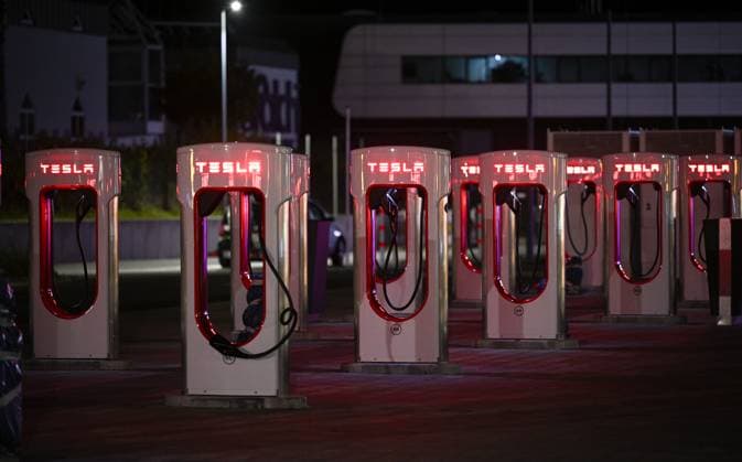 Merklingen (Kreis Ulm) 11.11.2023 Tesla Supercharger, Ladestation an der Autoban A 8 *** Merklingen district of Ulm 11 11 2023 Tesla Supercharger, charging station on the A8 autobahn