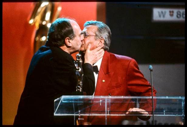1994: Wahre Männerfreundschaft¦ Fotos: Leopold NEKULA VIENNAREPORT e. U. â¬Öï¸ ROMY Fernsehpreis 1995 21. April 1994, Hofburg, Wien . âž¡ï¸ Erzkomödiantsch: https: kurier.at thema best-of-kabarett otto-schenk-erzkomoediantisch 31.379.498 . Bild: Otto SCHENK knutscht Alfred BÖHM Otto Schenk (* 12. Juni 1930 in Wien) ist ein österreichischer Schauspieler, Kabarettist, Regisseur und Intendant. Alfred Böhm (* 23. März 1920 in Wien; 22. September 1995 in Ströblitz, Niederösterreich) war ein österreichischer Kammerschauspieler. . KODAK 5037 . NIKON Super Coolscan 5000 ED . VueScan 5 . SCLNVR . 101000097_141123_01FB . ï£¿ NEKULA Classics ï£¿ - Bilder aus meinem reichhaltigen Fundus an Persönlichkeiten und Ereignissen der Z 101000097_141123_01jpeg