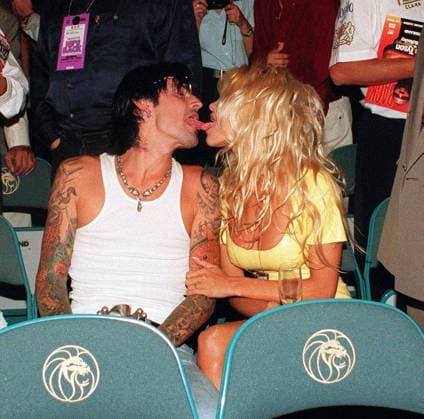 Pamela Anderson, Tommy Lee 8 19 .95.Las Vegas. Tommy Lee and Pamela Anderson kiss at the Mike Tyson fight at Ceasars Palace. Photo James Aylott pacificcoastnews.com, Credit:James Aylott Avalon USA  Copyright: xJamesxAylottx xAvalonx 0520016832