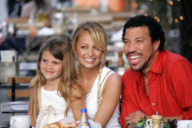 Lionel, Nicole and Sofia Richie play happy families 3557, BEVERLY HILLS, CALIFORNIA - Tuesday March 8 2005. Non-Exclusive. Nicole Richie enjoyed lunch with her father Lionel Richie and step sister Sofia while her fiancee Adam Goldstein looked on during a photoshoot for UK Glamour magazine. Meanwhile, Lionel s estranged wife Diane Richie wants $300,000 a month in child and spousal support in an income declaration filed along with her support request to the Superior Court. Photograph: Martin Grimes, Pacificcoastnews.com. UK OFFICE: +44 131 225 3333 3322 US OFFICE: 1 310 261 9676, Credit:Martin Grimes Avalon USA  Copyright: xMartinxGrimesx xAvalonx 0520029185