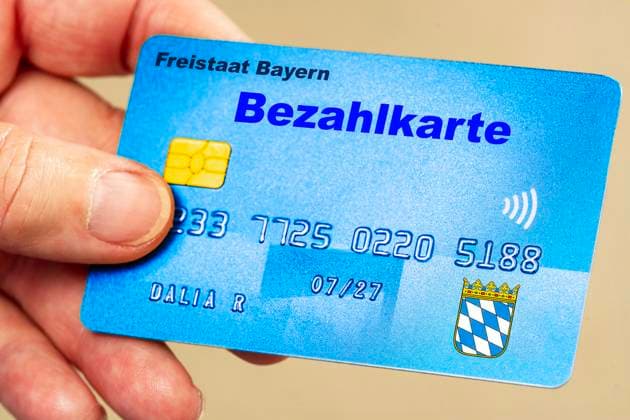 Geplante Bezahlkarte für Flüchtlinge, Projekt des Freistaats Bayern, Symbolfoto, München, November 2023 Deutschland, München, November 2023, Bezahlkarte für Geflüchtete, Symbolfoto, Bayern plant Bezahlkarte statt Bargeld für Asylbewerber, Geldleistungen über Karte, Projekt, *** Planned payment card for refugees, project of the Free State of Bavaria, symbolic photo, Munich, November 2023 Germany, Munich, November 2023, payment card for refugees, symbolic photo, Bavaria plans payment card instead of cash for asylum seekers, cash benefits via card, project,