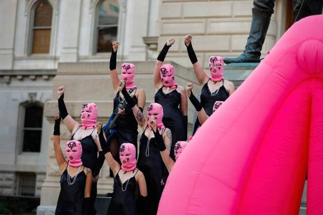 Bilder des Jahres 2023, Entertainment 11 November Entertainment Themen der Woche KW46 Entertainment Bilder des Tages Pussy Riot films a music video to protest Indiana’s near total abortion ban in Indianapolis, USA - 14 Nov 2023 Russian activist group Pussy Riot raise fists during a music video for a song titled, God Save Abortion, to protest Indiana’s near total abortion ban, on the steps of the Indiana Statehouse in Indianapolis. Nadya Tolokonnikova, a founder of Pussy Riot, who is wanted by the Russian government, directed the filming. Indianapolis United States Copyright: xJeremyxHoganx xSOPAxImagesx 111423_JRH_PussyRiotIN_0643