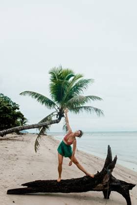 Creative Highlights Symbolbilder girl working out on the beach Koh Samui, Surat Thani, Thailand CR_EGLI231114-1288366-01 ,model released, Symbolfoto