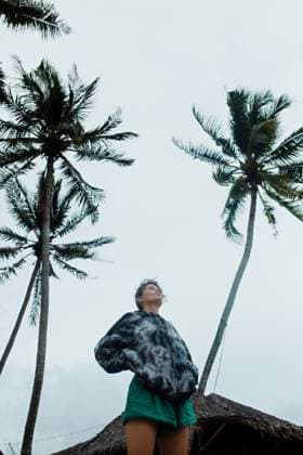 Creative Highlights Symbolbilder Girl beach beach sea palm trees summer Koh Samui, Surat Thani, Thailand CR_EGLI231114-1288376-01 ,model released, Symbolfoto