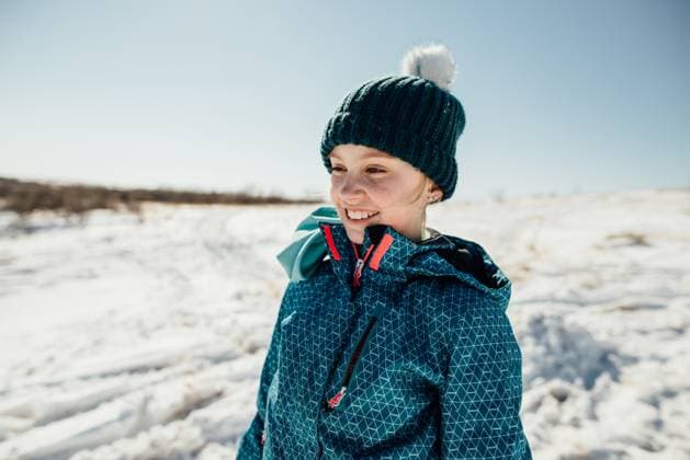 Creative Highlights Symbolbilder Side view of preteen girl wearing winter gear and hat slooking a Fort Berthold, North Dakota, United States CR_KIFR231105C-149050-01 ,model released, Symbolfoto