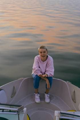 Creative Highlights Symbolbilder Young beautiful woman rides a speedboat on the lake. Minsk, Minsk Region, Belarus CR_YUKI231114AF-1278834-01 ,model released, Symbolfoto