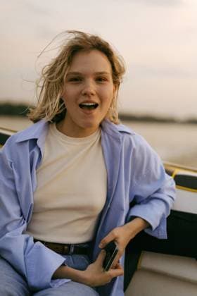 Creative Highlights Symbolbilder Young beautiful woman rides a speedboat on the lake. Wind in hair. Minsk, Minsk Region, Belarus CR_YUKI231114AF-1278905-01 ,model released, Symbolfoto