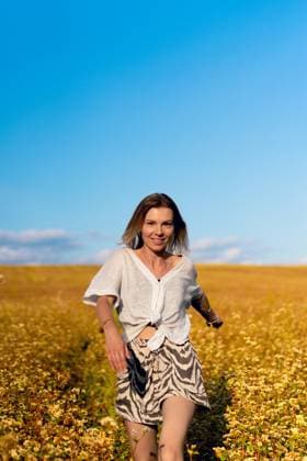 Creative Highlights Symbolbilder Young woman runs in a summer yellow field at sunset. Minsk, Minsk Region, Belarus CR_YUKI231114H-1277478-01 ,model released, Symbolfoto