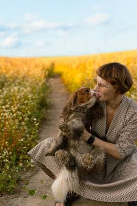 Creative Highlights Symbolbilder A woman kisses her dog. Friendship with a pet. Minsk, Minsk Region, Belarus CR_YUKI231114H-1277520-01 ,model released, Symbolfoto