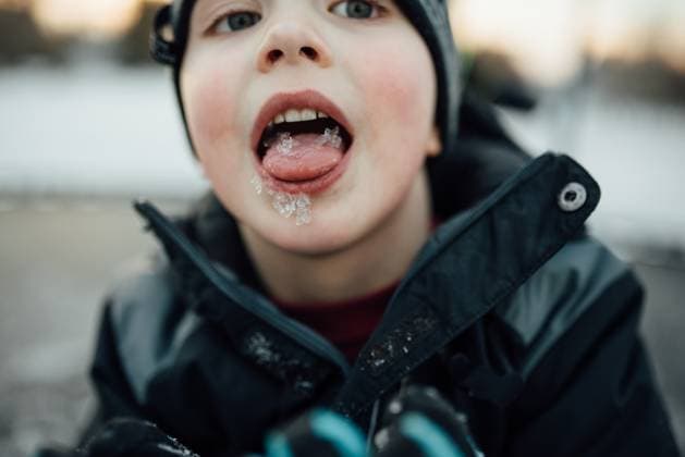 Creative Highlights Symbolbilder Close up of boy outside in winter wearing warm gear with tongue United States, North Dakota, Bismarck R_KIFR231113-1286904-01 ,model released, Symbolfoto