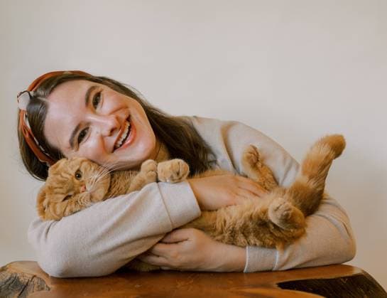 Creative Highlights Symbolbilder Happy young woman with an orange Scottish Fold cat, both smiling Seattle, Washington, United States R_NHDH231114-1287210-01 ,model released, Symbolfoto