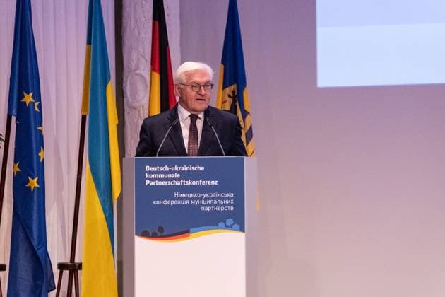 News Themen der Woche KW46 News Bilder des Tages die erste Deutsch Ukrainische Kommunale Partnerkonferenz findet aktuell in Leipzig statt. Ukraine-Konferenz in Leipzig: Kommunale Partnerschaften für den Wiederaufbau Ukrainische Kommunen sollen entscheidende Träger des Wiederaufbaus ihres Landes werden und deutsche Städte und Gemeinden wollen sie dabei unterstützen. Das ist die Botschaft der deutsch-ukrainischen kommunalen Partnerschaftskonferenz, die heute in Leipzig zu Ende geht. An der Konferenz nehmen heute neben Bundespräsident Frank-Walter Steinmeier und Entwicklungsministerin Svenja Schulze rund 600 Vertreterinnen und Vertreter deutscher und ukrainischer Kommunen teil, darunter auch die Oberbürgermeister der Partnerstädte Leipzig und Kiew, Burkhard Jung und Vitali Klitschko