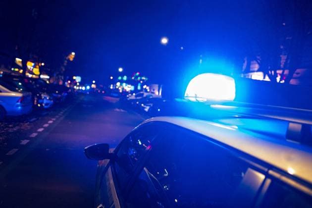Blaulicht auf dem Dach eines Polizeifahrzeugs in Berlin. Blue light on the roof of a police car in Berlin. Polizei *** Blue light on the roof of a police car in Berlin Blue light on the roof of a police car in Berlin Polizei snph20231111748.jpg