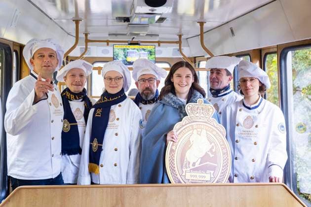 Stollenprüfer vergeben Qualitätssiegel für Dresdner Christstollen Rund 100 Bäckereien und Konditoreien aus Dresden und Umgebung müssen sich alljährlich der Stollenprüfung unterziehen. Wer den echten Dresdner Christstollen verkaufen möchte, hat laut Satzung des Schutzverbandes Dresdner Stollen e. V. hohe Qualitätsanforderungen zu erfüllen erst dann erhält das feine Gebäck sein Qualitätszeichen, das goldene Siegel. Die Prpfung wurde 2023 in der Bergstation der Dresdner Standseilbahn durchgeführt. Dresden Sachsen GERMANY