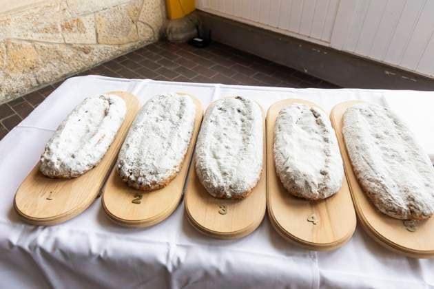 Stollenprüfer vergeben Qualitätssiegel für Dresdner Christstollen Rund 100 Bäckereien und Konditoreien aus Dresden und Umgebung müssen sich alljährlich der Stollenprüfung unterziehen. Wer den echten Dresdner Christstollen verkaufen möchte, hat laut Satzung des Schutzverbandes Dresdner Stollen e. V. hohe Qualitätsanforderungen zu erfüllen erst dann erhält das feine Gebäck sein Qualitätszeichen, das goldene Siegel. Die Prpfung wurde 2023 in der Bergstation der Dresdner Standseilbahn durchgeführt. Dresden Sachsen GERMANY