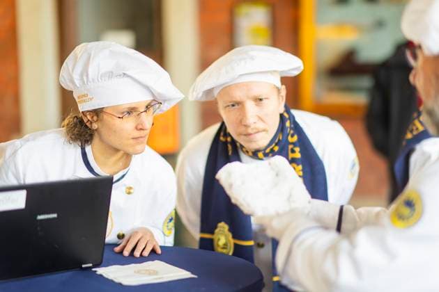 Stollenprüfer vergeben Qualitätssiegel für Dresdner Christstollen Rund 100 Bäckereien und Konditoreien aus Dresden und Umgebung müssen sich alljährlich der Stollenprüfung unterziehen. Wer den echten Dresdner Christstollen verkaufen möchte, hat laut Satzung des Schutzverbandes Dresdner Stollen e. V. hohe Qualitätsanforderungen zu erfüllen erst dann erhält das feine Gebäck sein Qualitätszeichen, das goldene Siegel. Die Prpfung wurde 2023 in der Bergstation der Dresdner Standseilbahn durchgeführt. Dresden Sachsen GERMANY