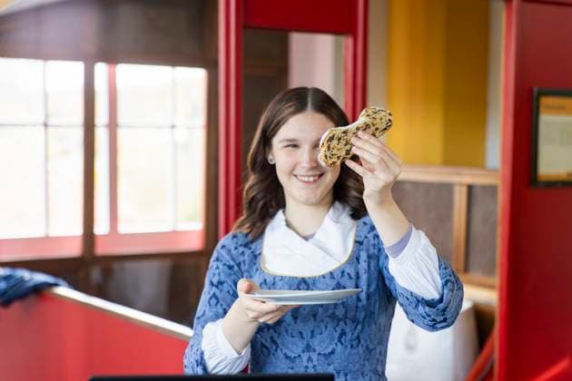 Stollenprüfer vergeben Qualitätssiegel für Dresdner Christstollen Rund 100 Bäckereien und Konditoreien aus Dresden und Umgebung müssen sich alljährlich der Stollenprüfung unterziehen. Wer den echten Dresdner Christstollen verkaufen möchte, hat laut Satzung des Schutzverbandes Dresdner Stollen e. V. hohe Qualitätsanforderungen zu erfüllen erst dann erhält das feine Gebäck sein Qualitätszeichen, das goldene Siegel. Die Prpfung wurde 2023 in der Bergstation der Dresdner Standseilbahn durchgeführt. Das 29. Dresdner Stollenmädchen Nelly Köhler und Ralf Ullrich, Vorstandsmitglied des Schutzverbandes Dresdner Stollen e. V. und für die Stollenprüfungen verantwortlich. Dresden Sachsen GERMANY