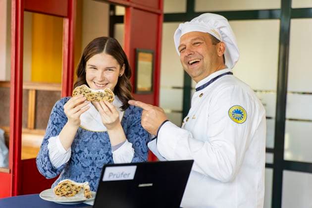 Stollenprüfer vergeben Qualitätssiegel für Dresdner Christstollen Rund 100 Bäckereien und Konditoreien aus Dresden und Umgebung müssen sich alljährlich der Stollenprüfung unterziehen. Wer den echten Dresdner Christstollen verkaufen möchte, hat laut Satzung des Schutzverbandes Dresdner Stollen e. V. hohe Qualitätsanforderungen zu erfüllen erst dann erhält das feine Gebäck sein Qualitätszeichen, das goldene Siegel. Die Prpfung wurde 2023 in der Bergstation der Dresdner Standseilbahn durchgeführt. Das 29. Dresdner Stollenmädchen Nelly Köhler und Ralf Ullrich, Vorstandsmitglied des Schutzverbandes Dresdner Stollen e. V. und für die Stollenprüfungen verantwortlich. Dresden Sachsen GERMANY
